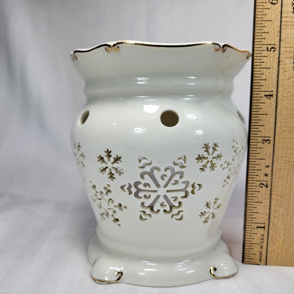 Yankee Candle Snowflake Wax WARMER Cream Cut Outs Gold Trim 5" Tealight - Picture 8 of 15